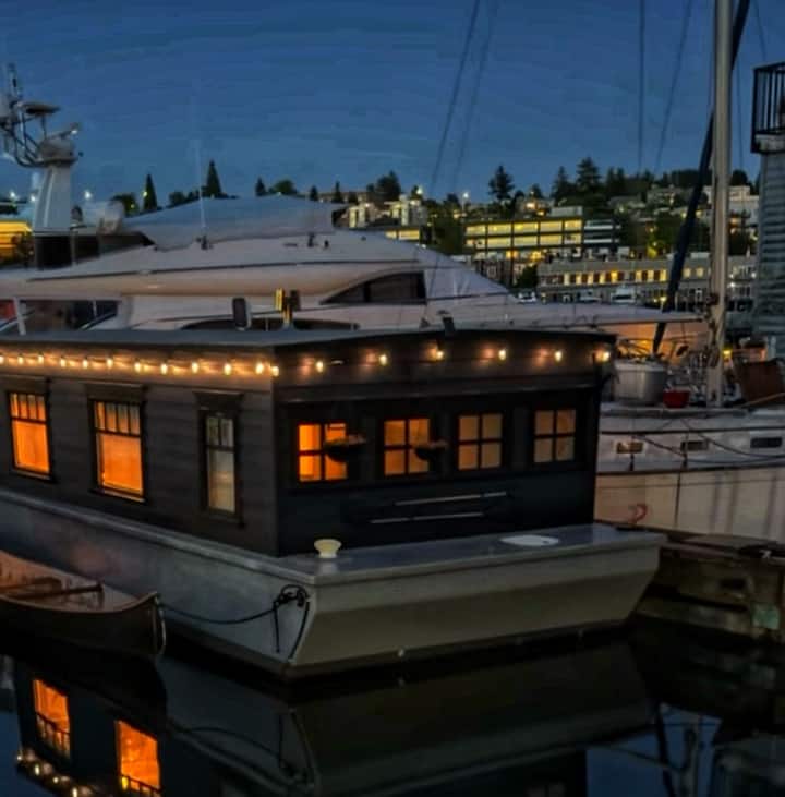 Floating Nest On Lake Union: A Minimalists Escape - Seattle, WA