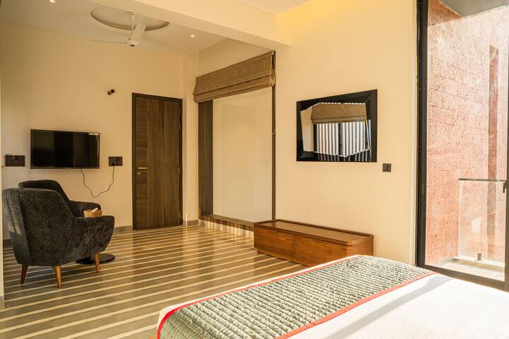 Bedroom 1 image 4