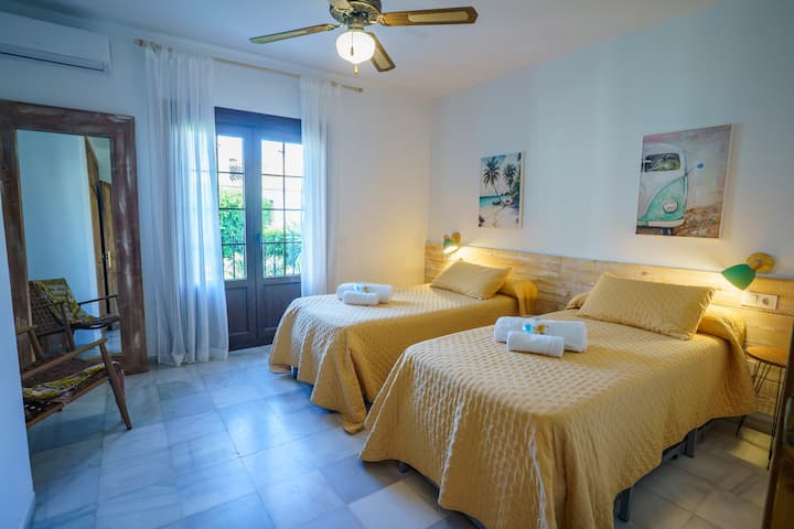 ห้องที่สองมีเตียงนิโดขนาด 90 ซม. สองเตียง (ความกว้างขวางช่วยให้คุณมีเตียงทั้งสี่หลัง) จากระเบียงคุณจะเพลิดเพลินไปกับความเงียบสงบของหนึ่งในพื้นที่ภูมิทัศน์สีเขียวของการพัฒนา