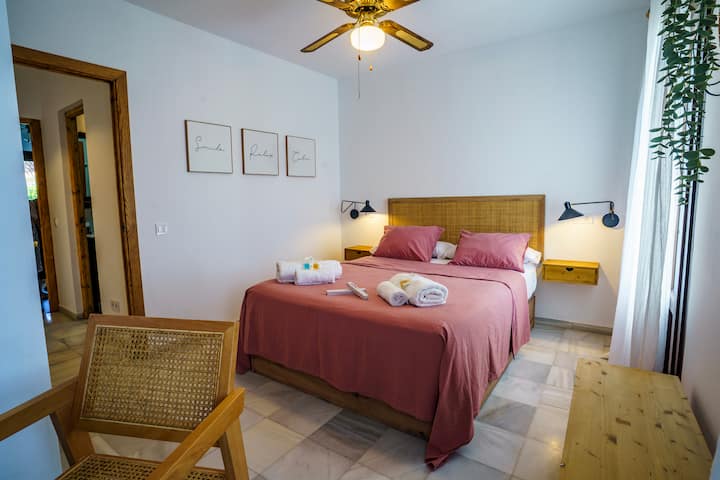 ห้องนอนใหญ่มีเตียงคู่ขนาด 150 x 2 เมตรโต๊ะทำงานและระเบียงสองหลังที่คุณสามารถมองเห็นทะเลได้