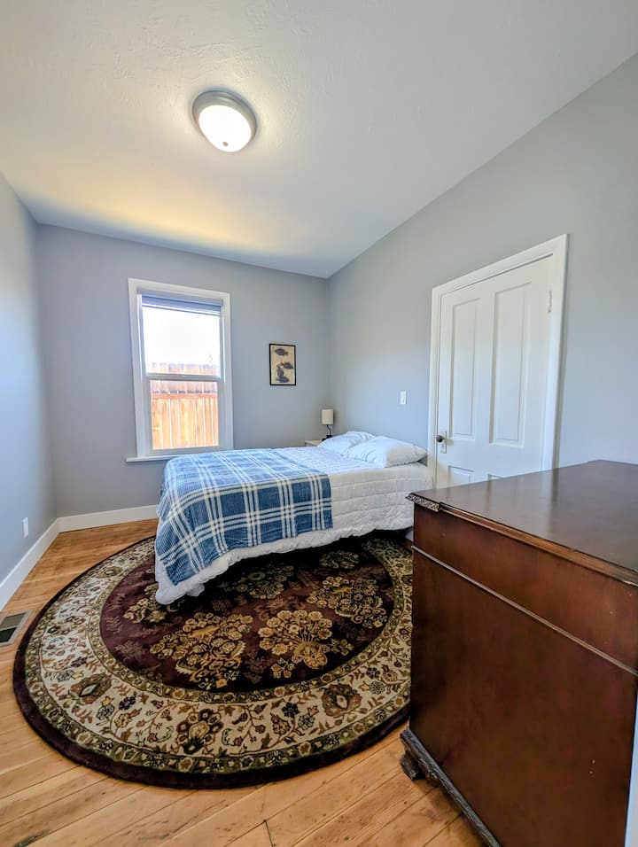 Ამ ოთახში არის სრული ზომის რეგულირებადი საწოლი, დიდი კომოდი, კარადა. ტუმბო და ლამპა შტეფსელითა და USB პორტებით.