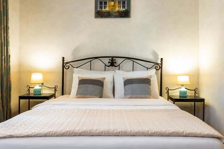 Útulná spálňa s jemným osvetlením a elegantnými rustikálnymi detailmi