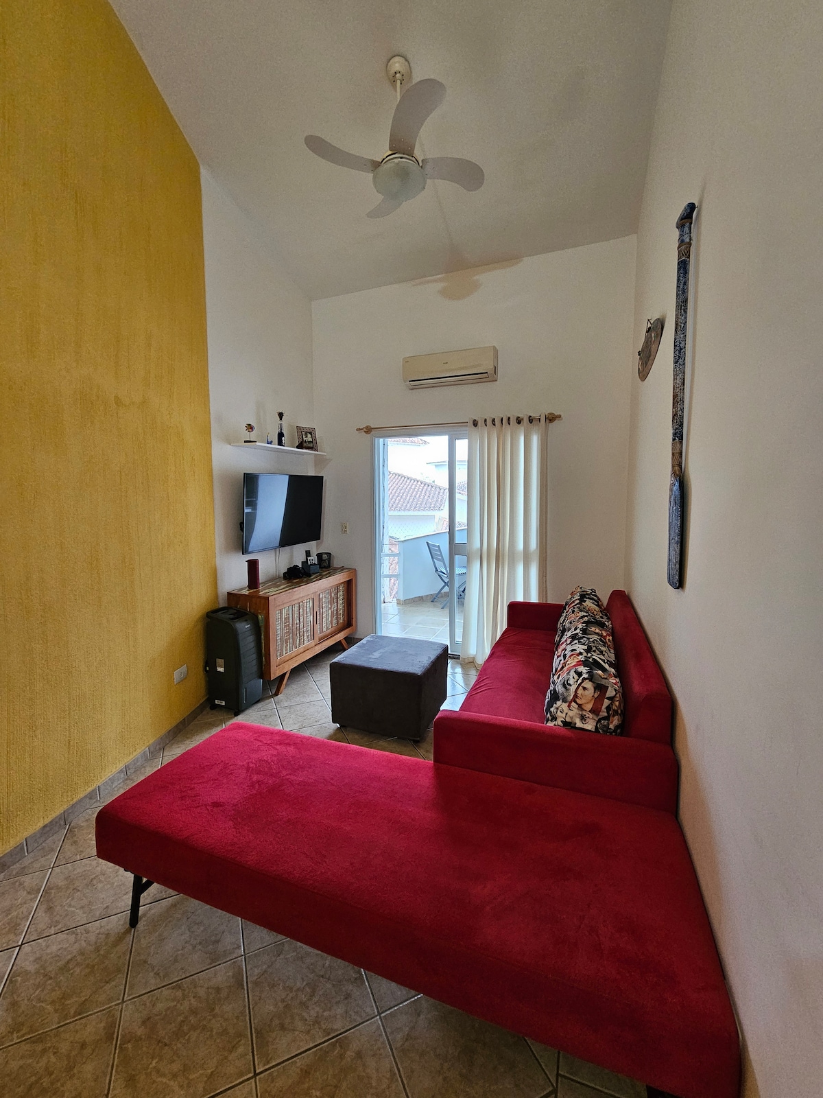 Sala de estar con un cómodo sofá cama 