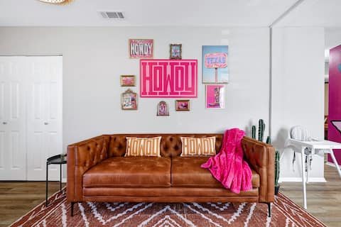 Popular Airbnb listing: The Howdy Haus - 2.9mi from Lackland BMT in Meadow Village