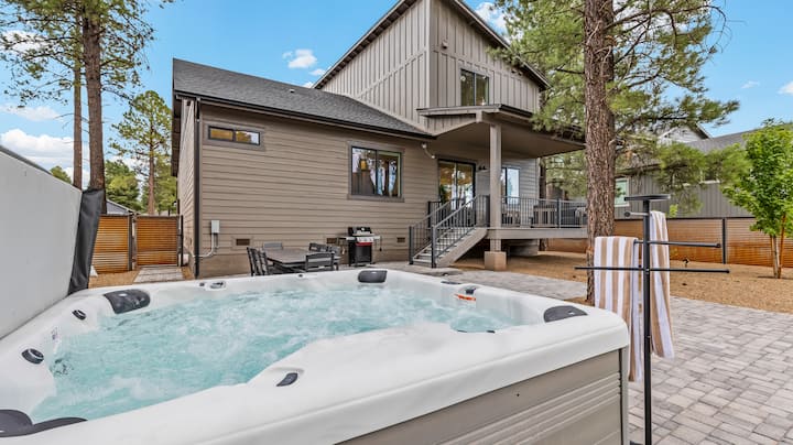 Hot tub under the pines