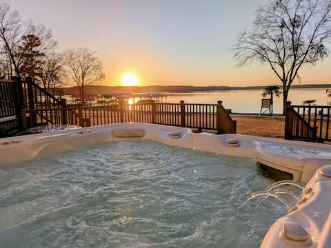 Lakehouse Landing - Hot tub + Outdoor kitchen
