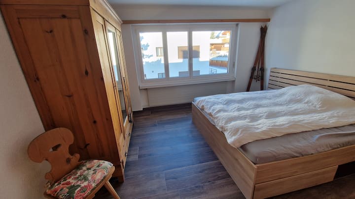 Habitación cuesta abajo
tiene una cama doble (180 x 200), armarios empotrados, radio reloj con alarma Bluetooth de Avenwood y estación de carga para teléfono móvil, riel de alimentación con conexión USB C, luz de techo regulable con control remoto.