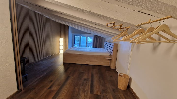 Habitación con chimenea
tiene una cama doble (180 x 200), perchero, radio reloj Avenwood Bluetooth y estación de carga para teléfono móvil, riel de alimentación con puerto USB C, lámpara regulable con control remoto. Con vista panorámica desde la ventana.