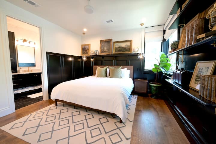 סוויטת מאסטר עם עיצוב מודרני המודגש על ידי פריטים נצחיים, מצעים יוקרתיים ותריסי האפלה - שנוצרו כדי להבטיח מנוחה עמוקה והתחדשות לחופשה שלכם באוסטין.