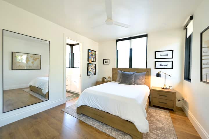 חדר אורחים מזמין עם מיטת קווין-סייז מפנקת, מעוצב לנוחות ולהיות מושלם ללילות מרגיעים ולסוף שבוע מרגיע.