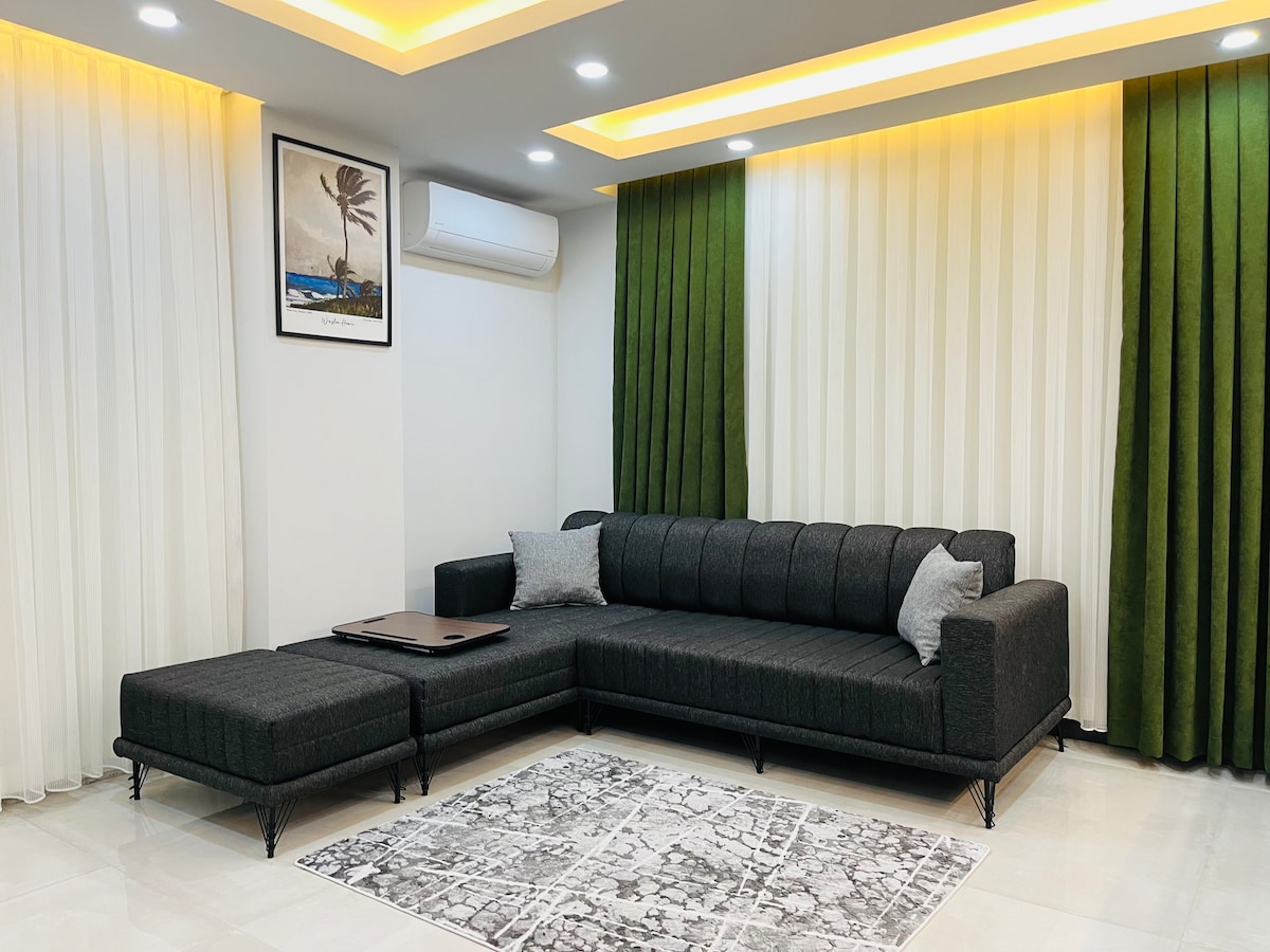 เก้าอี้นวมที่สะดวกสบายรอคุณอยู่ในพื้นที่นั่งเล่นที่กว้างขวางและสว่างไสวของเรา ซึ่งคุณสามารถบรรเทาความเหนื่อยล้าของวันได้