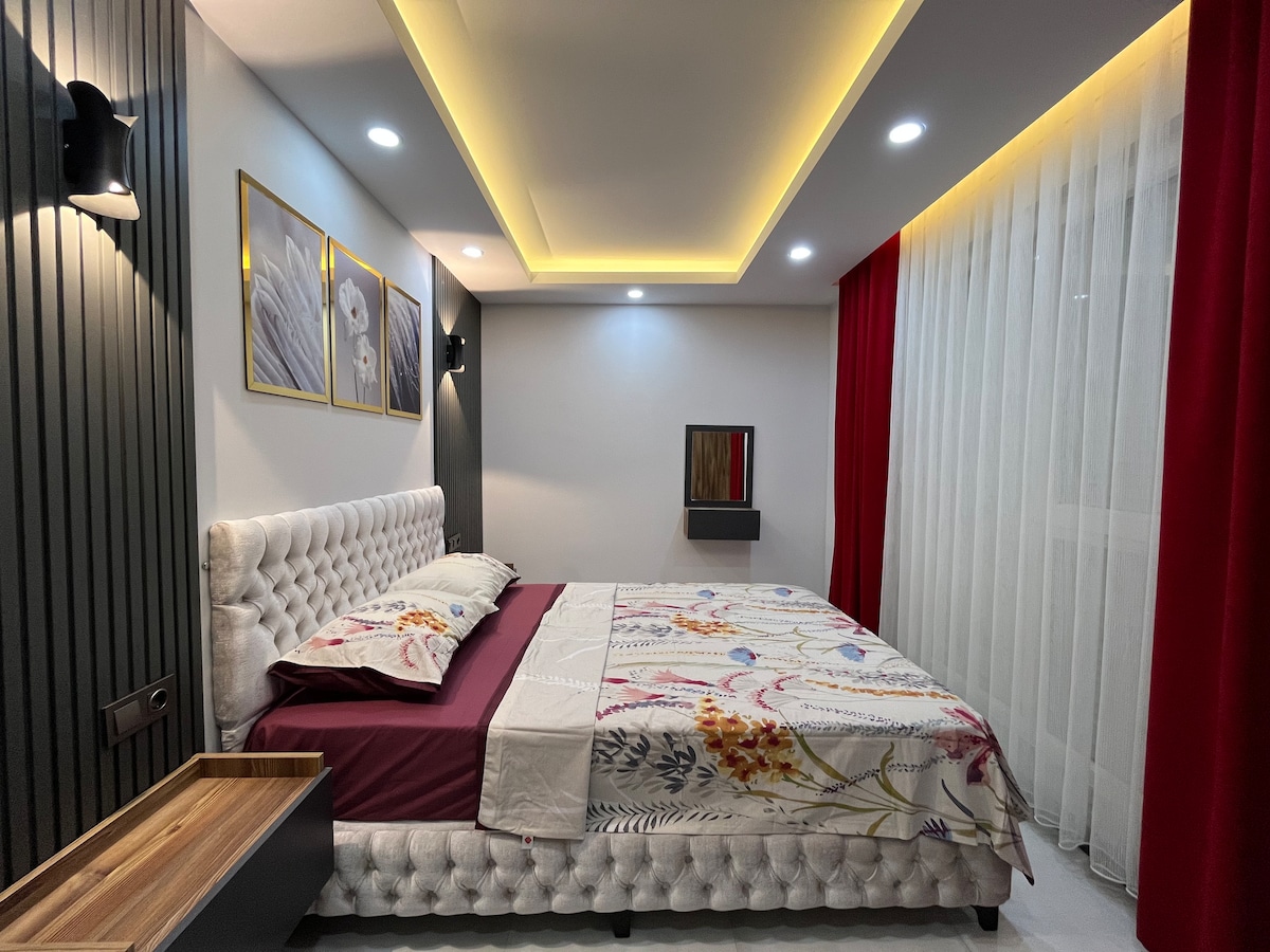 กระจกบานใหญ่และโต๊ะแต่งหน้าทำให้มุมนี้ดูสวยงามและใช้งานได้ดี