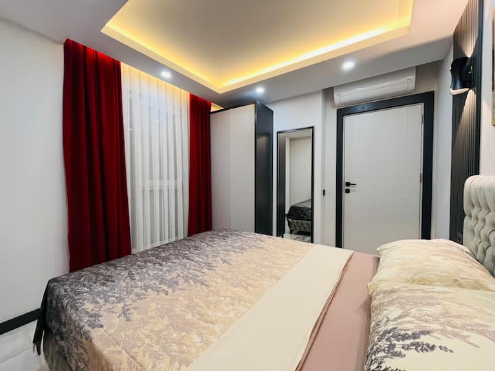 Udoban i praktičan prostor s prostranim ormarom i jednostavnom rasvjetom.