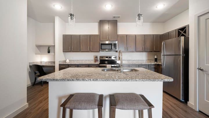 Landing | Spectacular 1bd, Gym, Game Room - Buda, TX