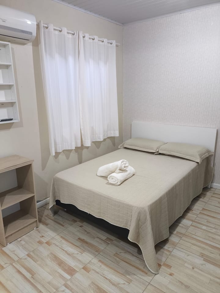 Chambre double : équipée d'un lit double, de la climatisation, d'une coiffeuse, d'un bureau et/ou d'un banc de bureau et d'un placard. Nous fournissons des oreillers, de la literie, des couvertures et des serviettes.
