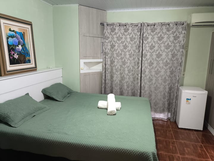 Suite : équipée d'un lit king size, de la climatisation et de placards spacieux. Le linge de lit, les oreillers et les serviettes sont disponibles.