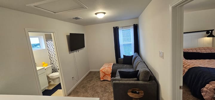 Espacio loft con un sofá cama extraíble. Se puede convertir en una tercera zona de dormitorio.