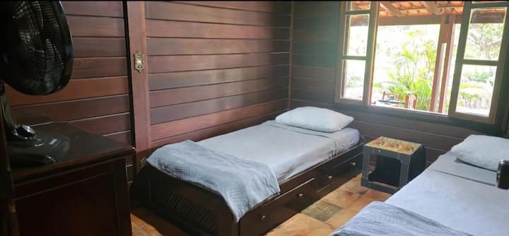 Spavaća soba s 2 jednokrevetna kreveta, pogledom na vrt, zavjesama za zamračivanje, ventilatorom, kompletnom posteljinom i ručnicima. Savršeno za djecu, tinejdžere ili prijatelje koji preferiraju odvojene krevete i privatnost.