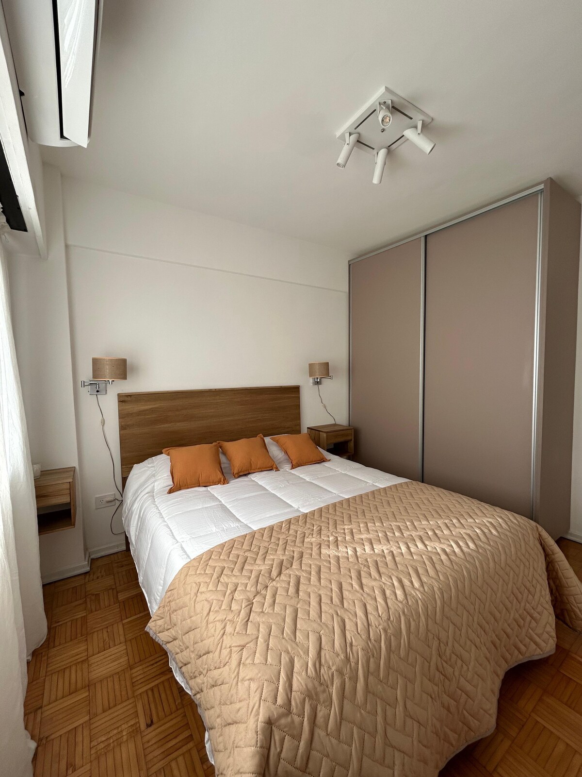 La chambre dispose d'un sommier queen size
Armoire pour ranger les vêtements
Ensemble de draps et de couettes complets.
Téléviseur de 43 pouces.
