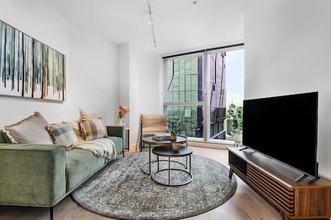 Bright & Modern Apt In Best Location w/ Pool & Gym
