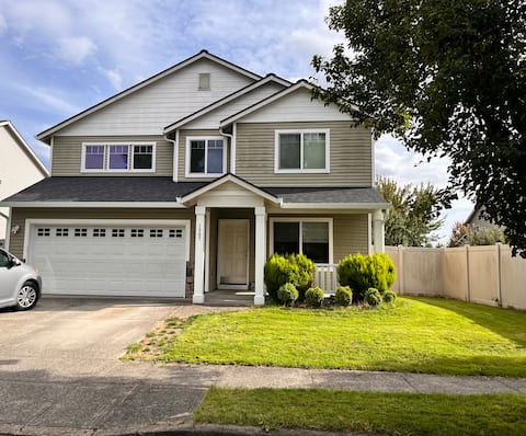 Spacious Battle Ground Home!