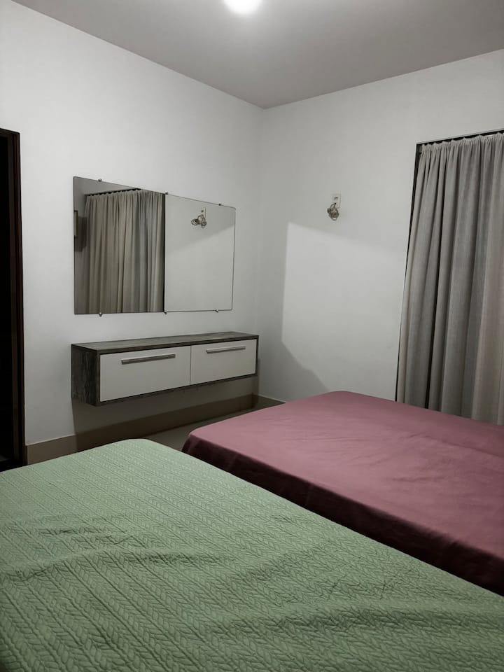 Chambre confortable
	•	Équipée d'une télévision et d'un ventilateur de plafond.
	•	1 lit double et 1 lit simple
	•  	Armoire spacieuse pour accueillir les effets personnels
	• 	Salle de bain privée pour plus de confort
