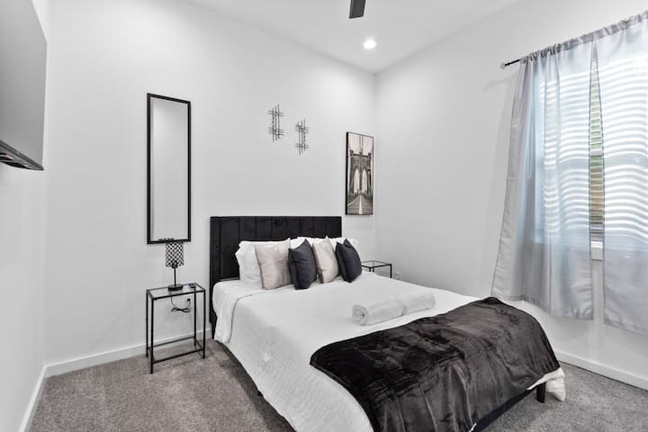 Стилска спална соба со брачен кревет (широк 150 – 179 см) дизајнирана за удобност и спокојство. Уживајте во меката постелнина, елегантниот декор и многу природна светлина. Опуштете се, наполнете ги батериите и уживајте во тивко, приватно прибежиште за време на вашиот престој.