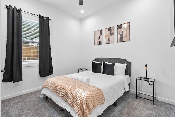 Опуштете се во оваа светла, пријатна спална соба со брачен кревет (широк 150-179 см) која има мека постелнина, завеси за затемнување и топол модерен декор. Мирно место совршено за одмор, читање или полнење батерии по истражувањето на градот