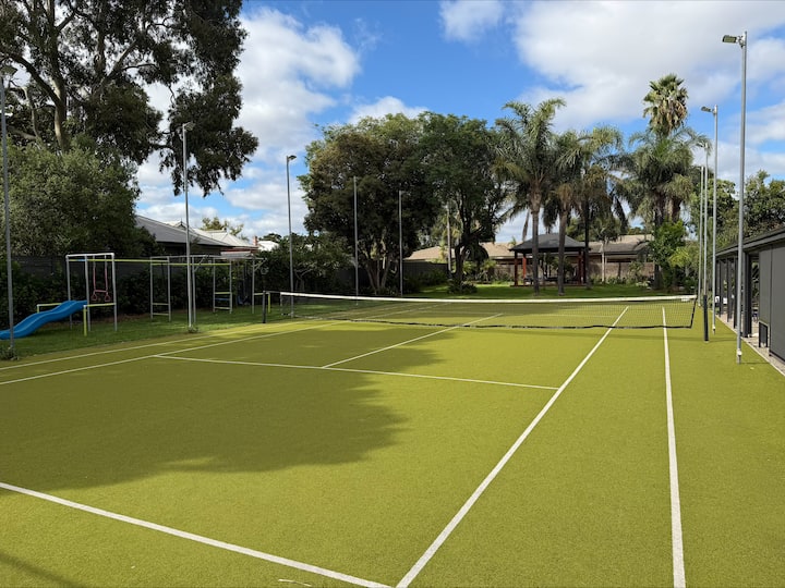 Resort Living 3kms From The City - Adelaide