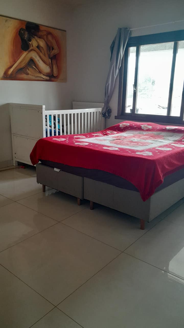 soba s krevetićem i kupaonicom. klima-uređaj i TV