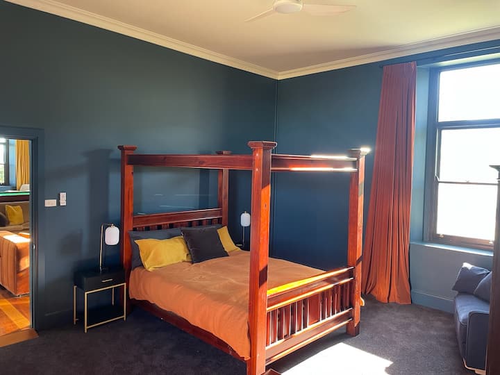 לחוויה ייחודית, אנו מציעים את הסוויטה שלנו הממוקמת במשרדו של המנהל המקורי. עם התקרה הגבוהה, הנוף הכפרי וחדר הרחצה הפרטי ששופץ לאחרונה, זו חוויה יוקרתית ומיוחדת באמת. 