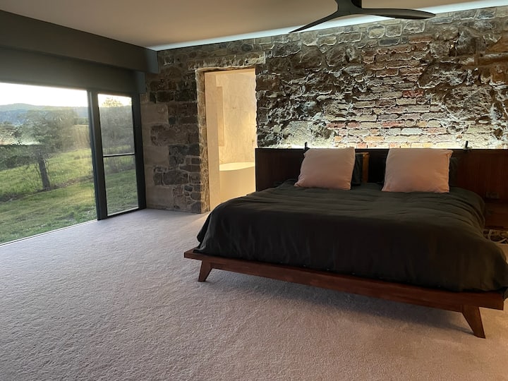 הסוויטה הראשית החדשה שלנו היא מותרות מוחלטת. להתעורר וליהנות מכוס תה במיטה בזמן שאתם צופים בזריחה. חדר הרחצה הפרטי שלכם, כולל אמבטיה מלאה, מחובר לחדר, וגם ארון גדול.