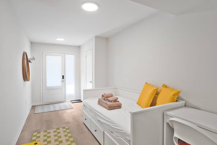  沙发床可以拉出来变成一张标准双人床