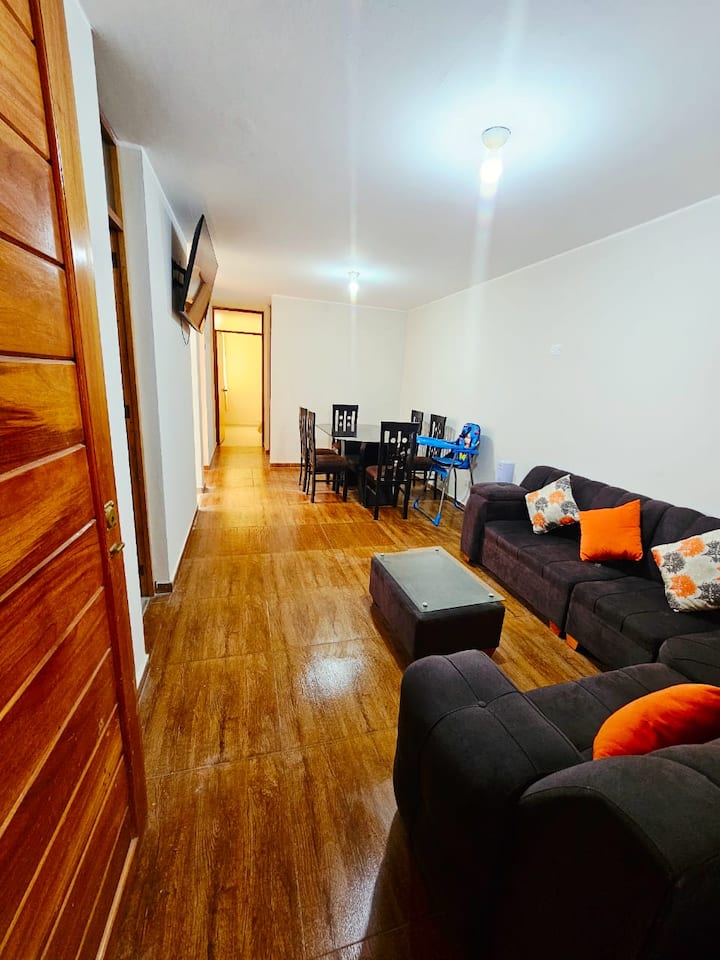 Amplia Casa De 2 Pisos Con Patio - イーカ