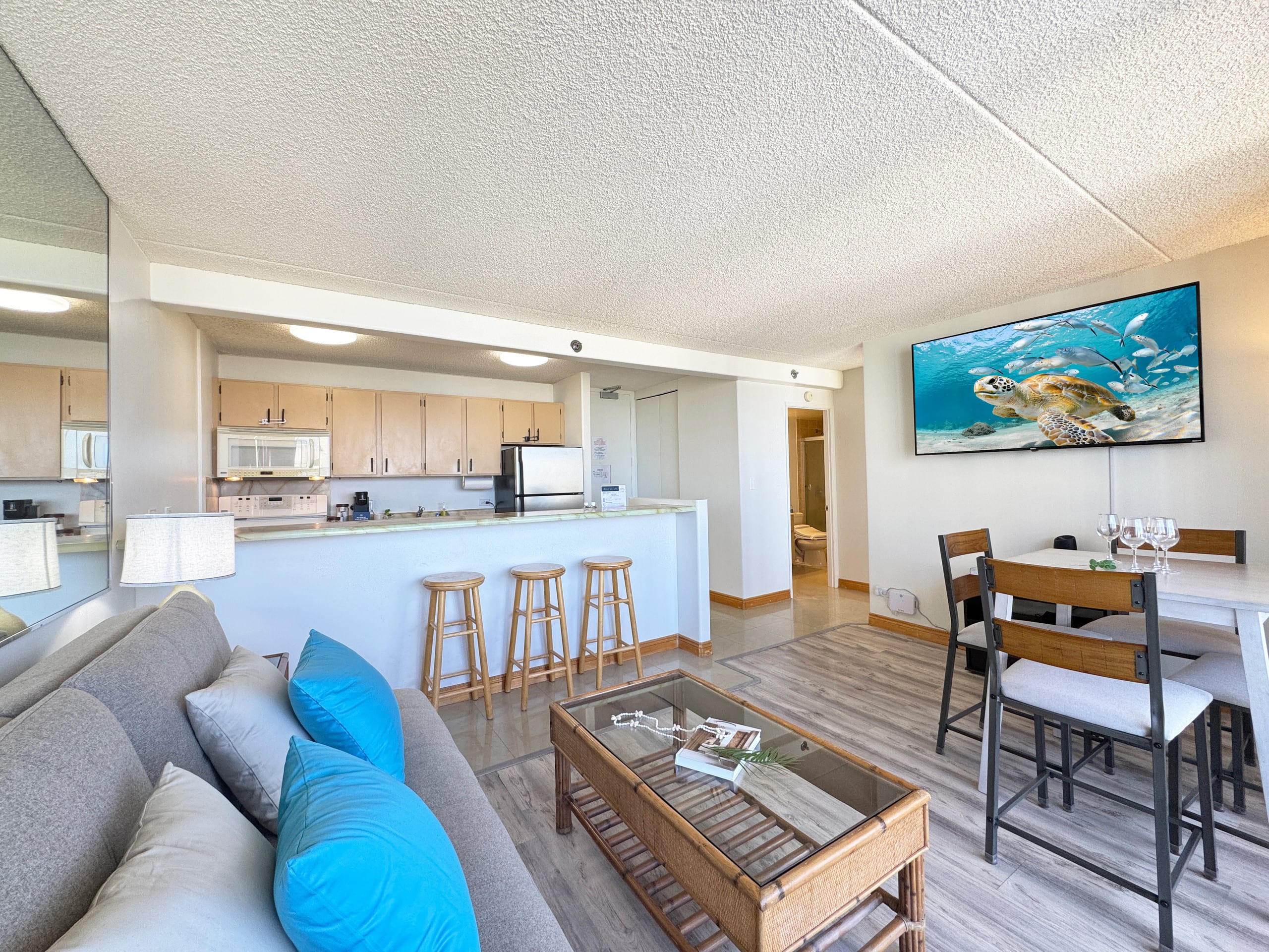 Ocean View Stay in Waikiki w/ Parking + Near Beach - Image 2