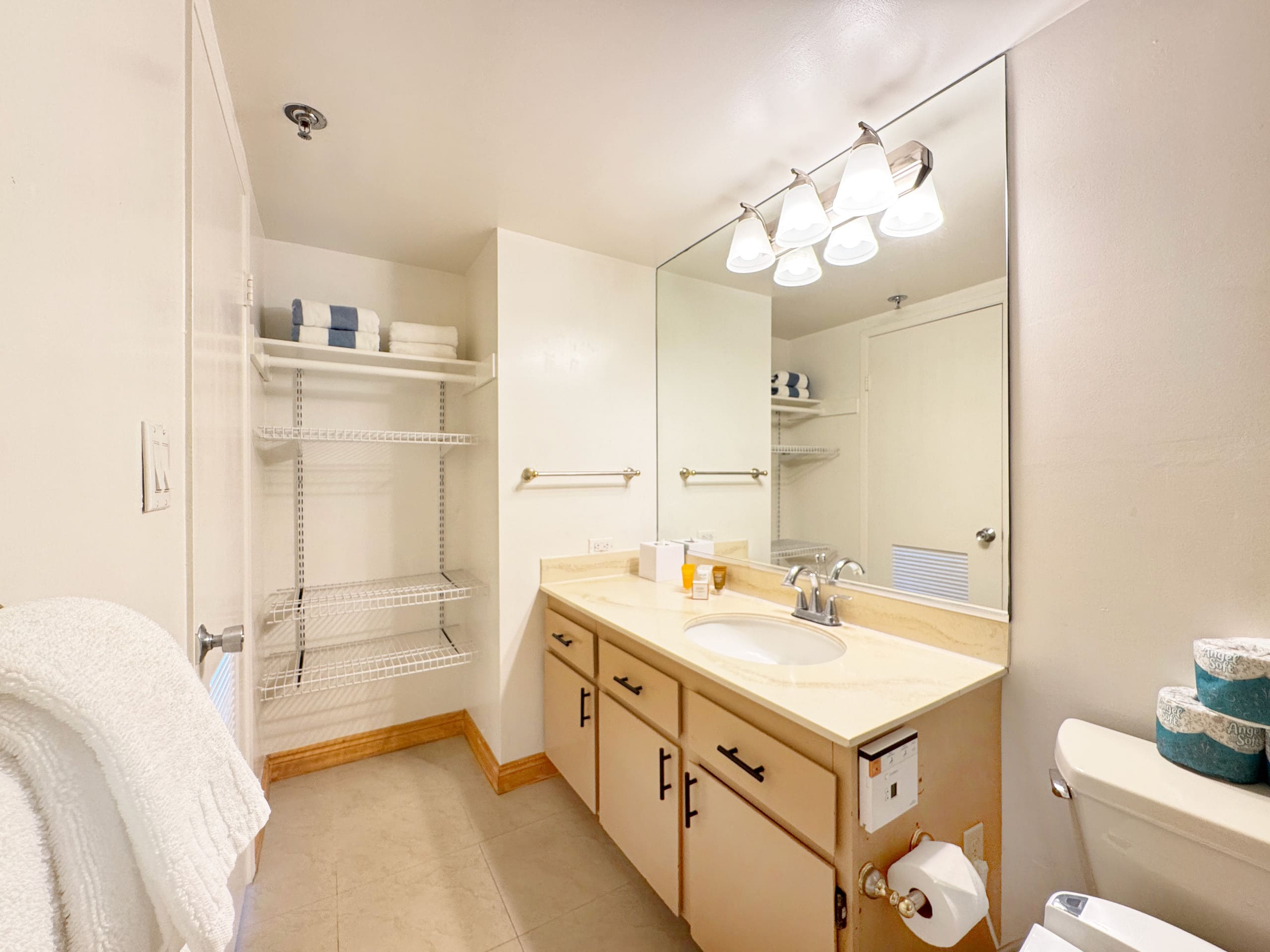 Ocean View Stay in Waikiki w/ Parking + Near Beach - Image 21
