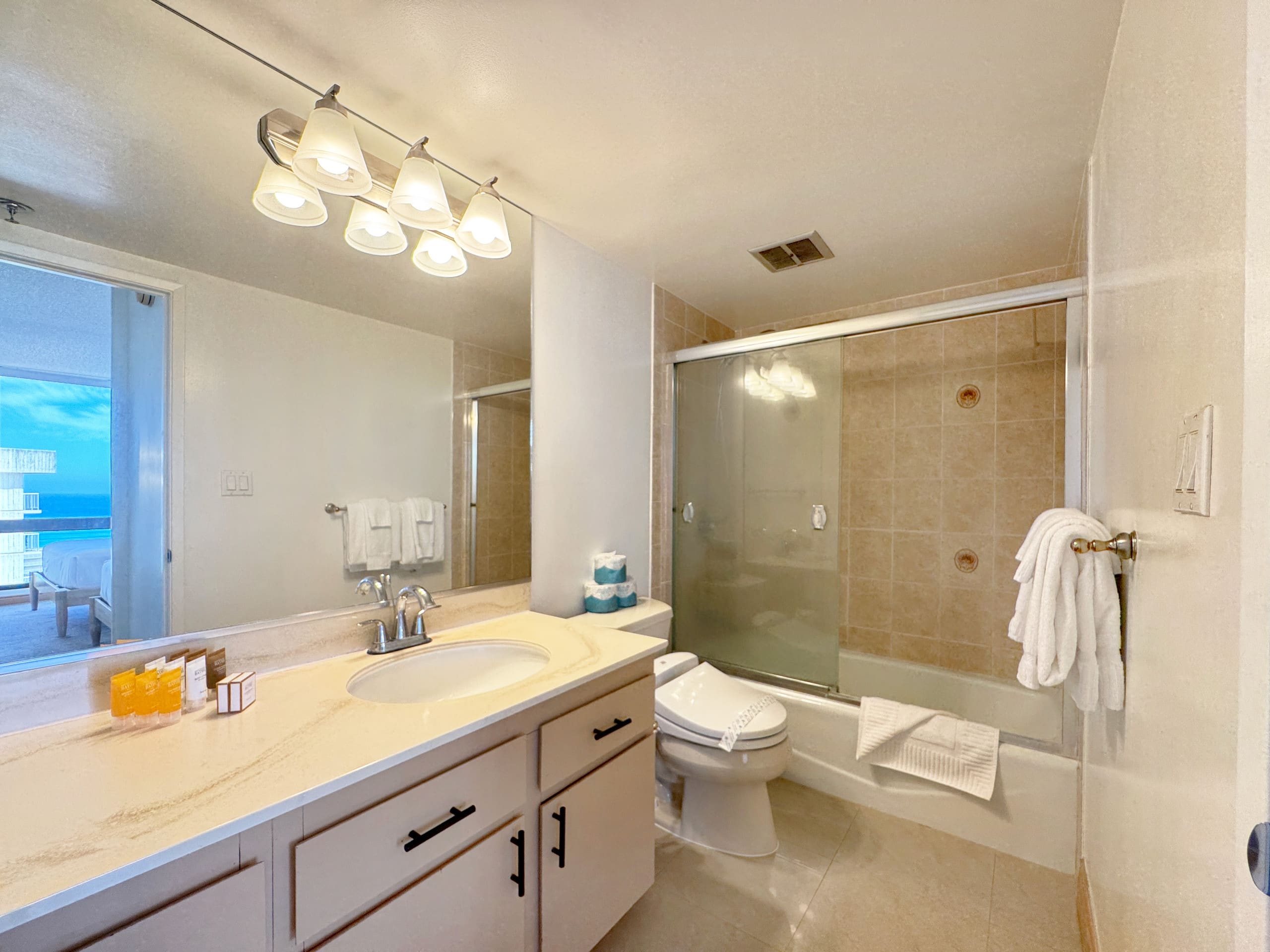 Ocean View Stay in Waikiki w/ Parking + Near Beach - Image 19