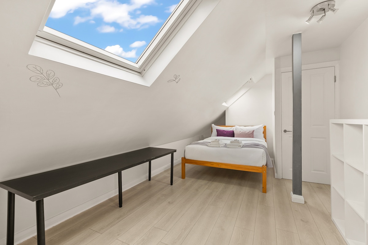 Spálňa 2: Táto pokojná spálňa na druhom poschodí obsahuje manželskú posteľ, mäkkú posteľnú bielizeň, šatník a priestor na písací stôl – ideálne na prácu alebo plánovanie dňa.