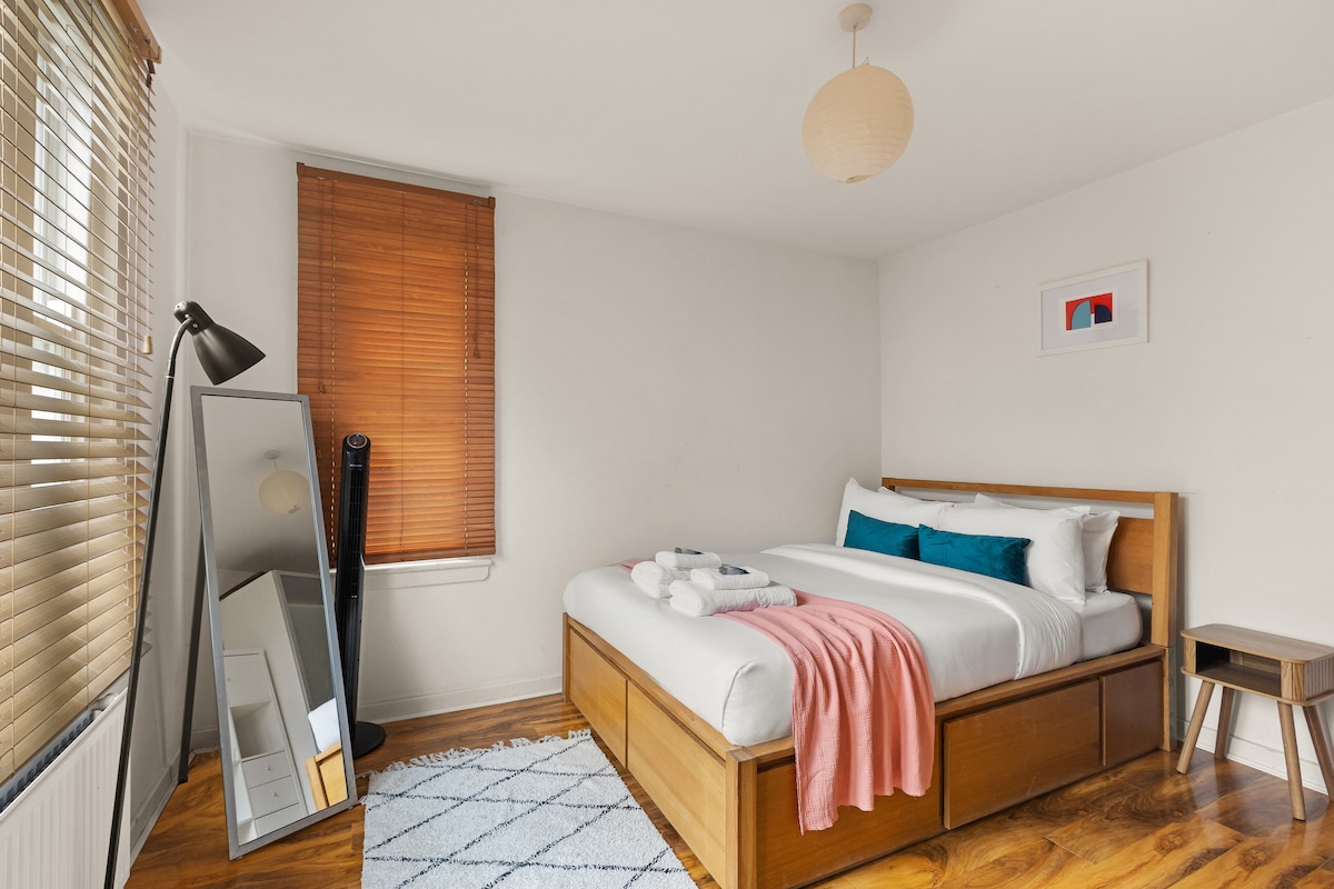 Spálňa 1: Táto pokojná spálňa sa nachádza na prízemí a ponúka manželskú posteľ s čerstvou bielizňou, šatník a mäkké osvetlenie, ktoré zabezpečí pokojný spánok.