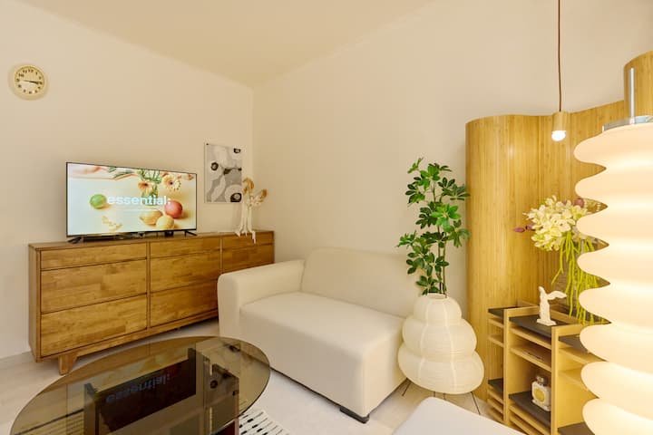 - Tiroirs de rangement pratiques + télévision connectée + table et canapé confortable
- Shopping au magasin Jamsil Lotte Tower Lotte à proximité est également confortable ^^