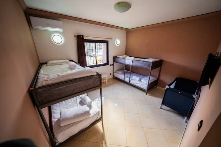 Chumba cha kulala kilicho na vitanda viwili vya ghorofa, bora kwa ajili ya kuwakaribisha watu kadhaa kwa starehe.