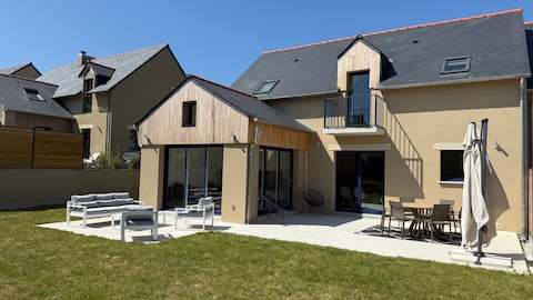House on the edge of Rance Dinard, 2 steps from the beach