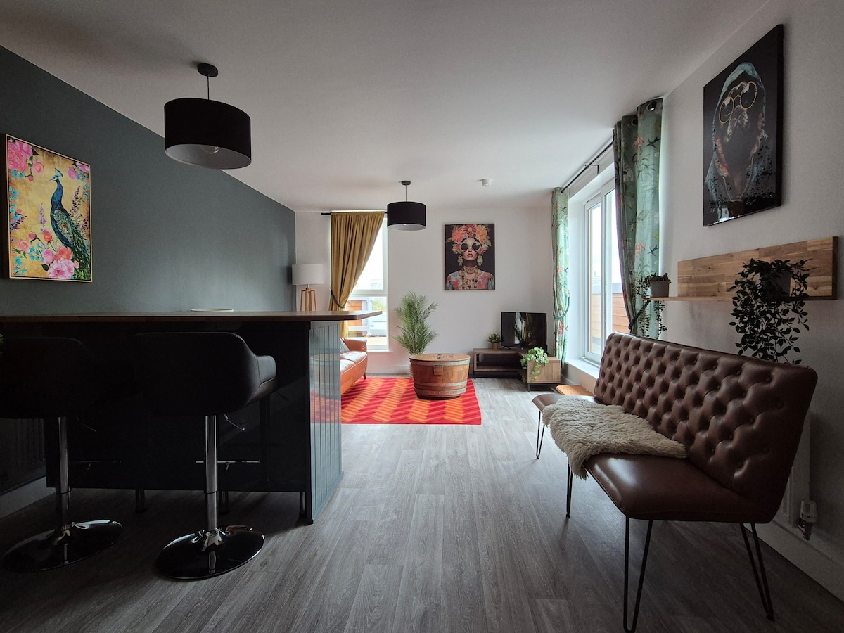 Top performing Airbnb: Luxury 2BR/2BA City Penthouse with private Terrace in Marchwood