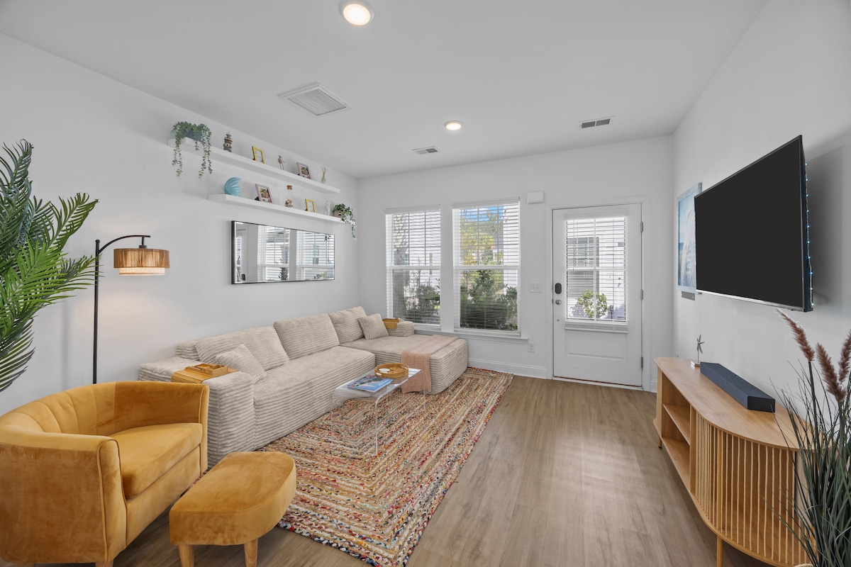 Top Airbnb: Coastal Charm Cottage - Pool + Waterfront Access in Hanahan