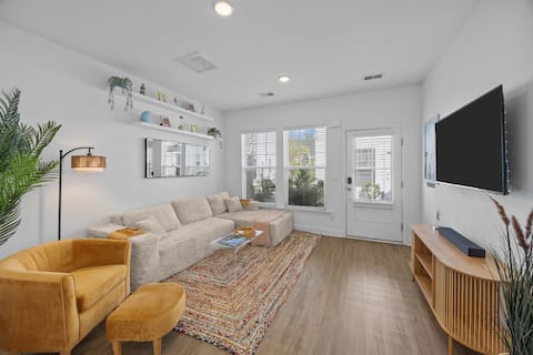 Top Airbnb: Coastal Charm Cottage - Pool + Waterfront Access in Hanahan