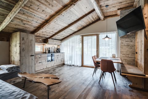 Top performing Airbnb: Chalet with sauna & natural pond, farm life in Olang