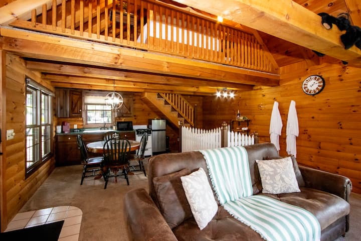 Cozy Cabin Stay In Amish Country + Jacuzzi - Berlin, OH