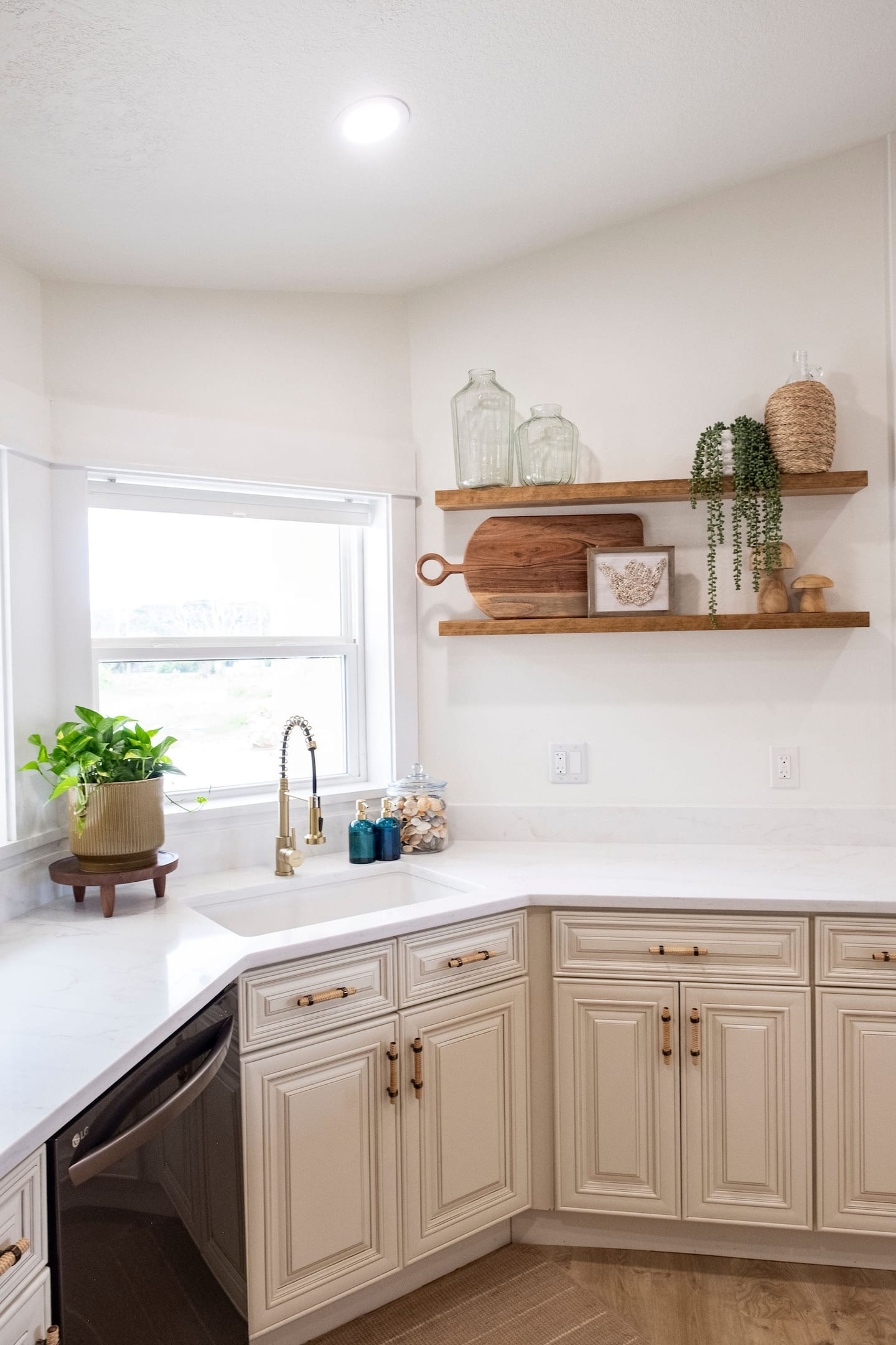 Fully equipped kitchen, Luxury Beach Haven, Palm Coast, Florida