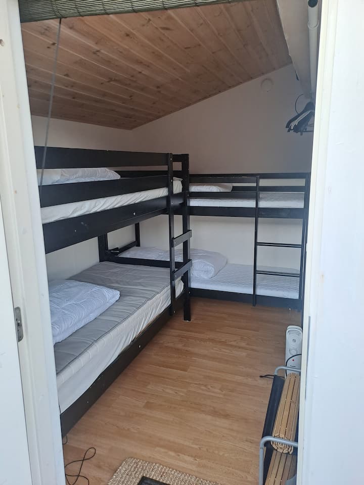 Два кревета на спрат на кои може да се сместат четири лица. Јоргани и перници за 4 лица.  Едниот кревет е 200 x 90 см (7' 10" x 2' 11"), а другиот е 190 x 70 см (6' 3" x 2' 3").