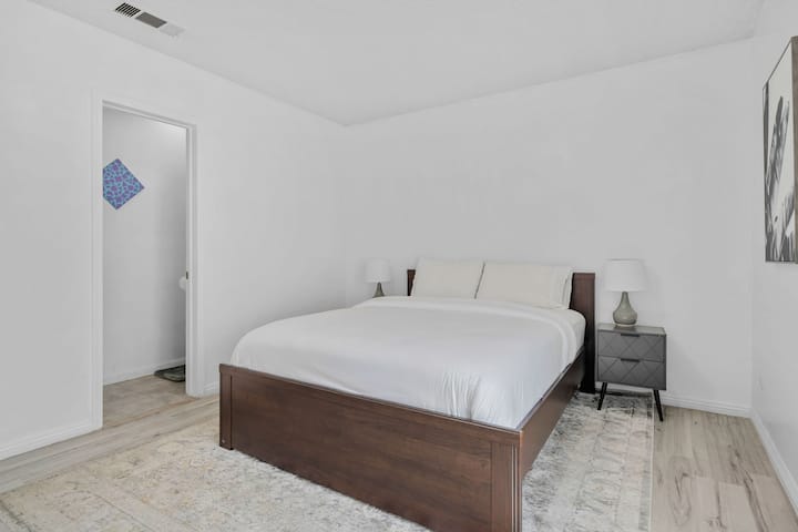 Chumba cha kulala cha tatu kina kitanda cha ukubwa wa malkia na chumba cha kulala. 